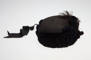 羽のある女性のブラックとネイビーのボンネット 作： Unknown